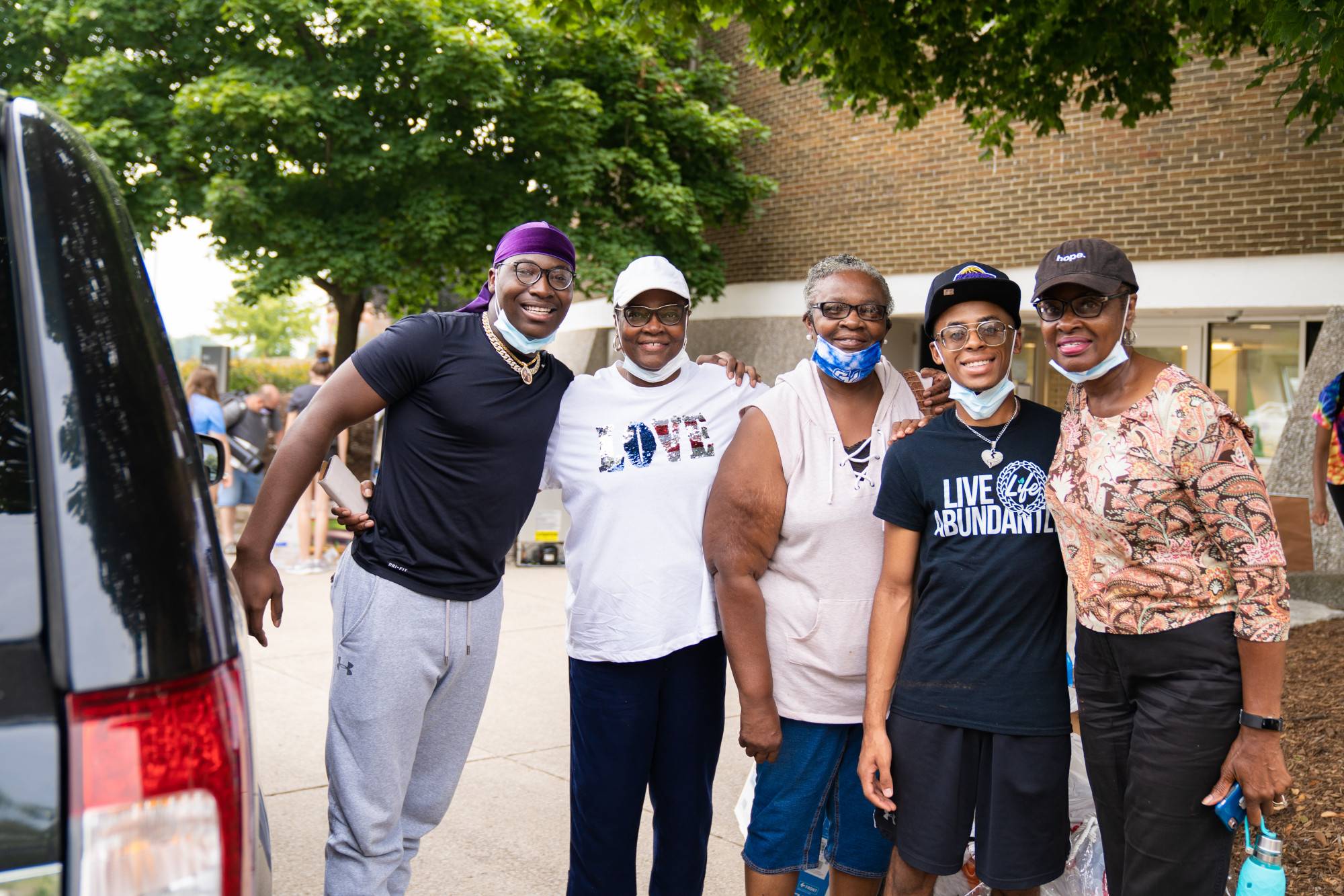 parents, supporters and student during move in